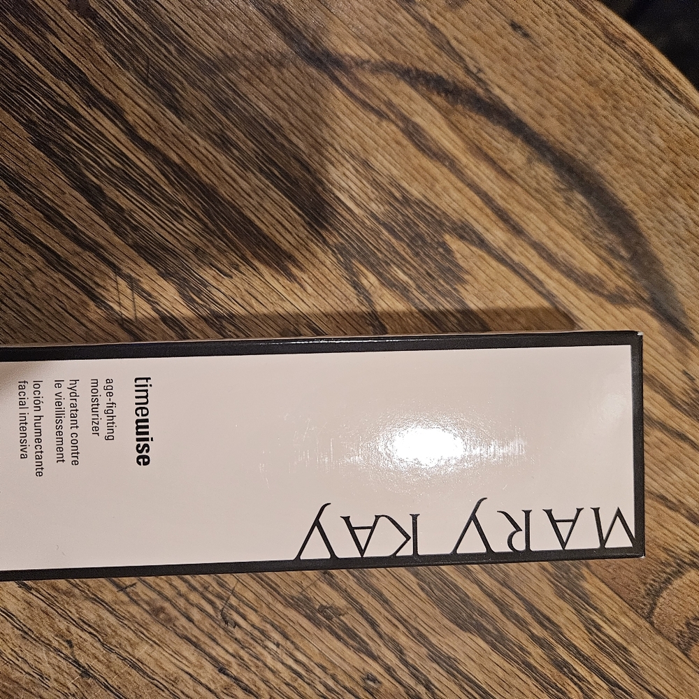 Mary Kay Timewise Age-Fighting Moisturizer - White and Black
